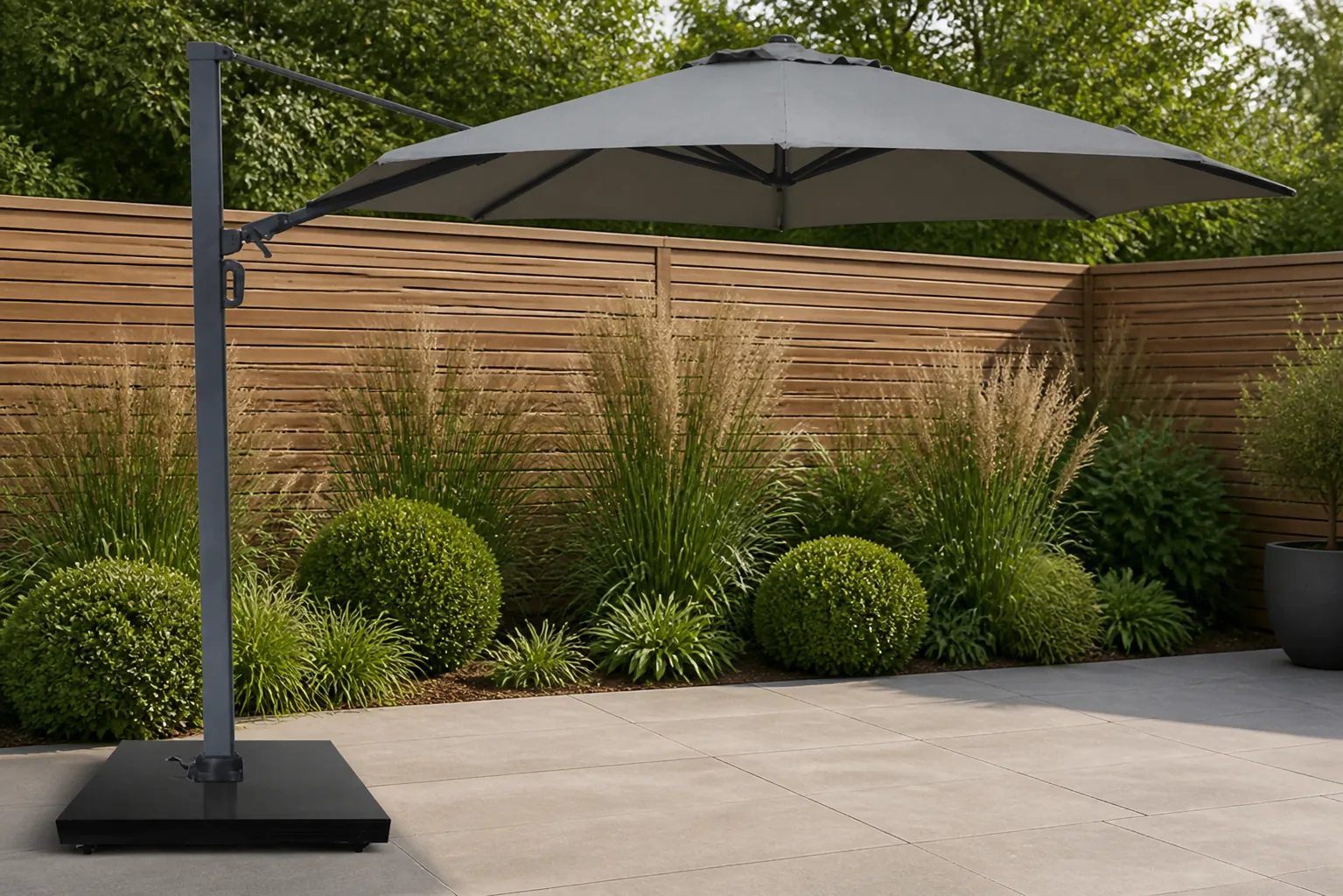 Sfeerfoto van Camello Luna zweefparasol 3.5m S2 Excellent (excl. voet) – Grijs-antraciet