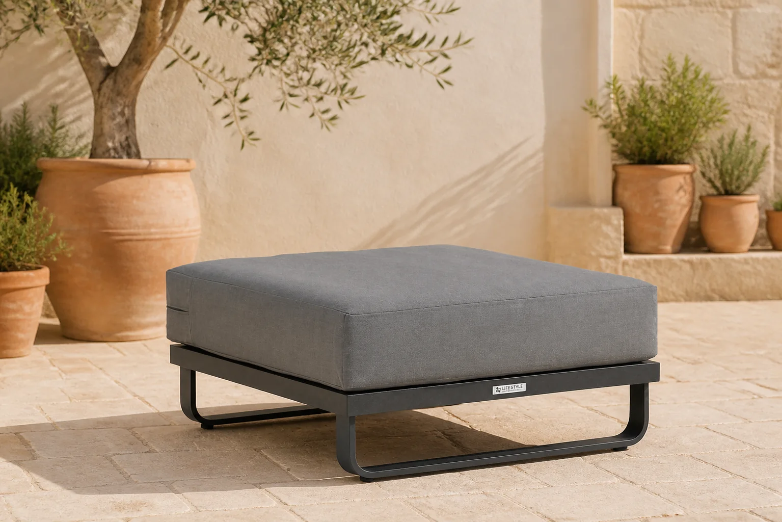 Sfeerfoto van Lifestyle Garden Furniture Venezia loungetafel vierkant met kussen – Grijs-antraciet