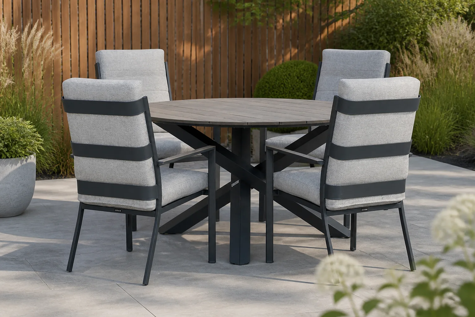 Sfeerfoto van Lifestyle Garden Furniture Lecce/Ancona 125 cm dining tuinset 5-delig – Grijs-antraciet