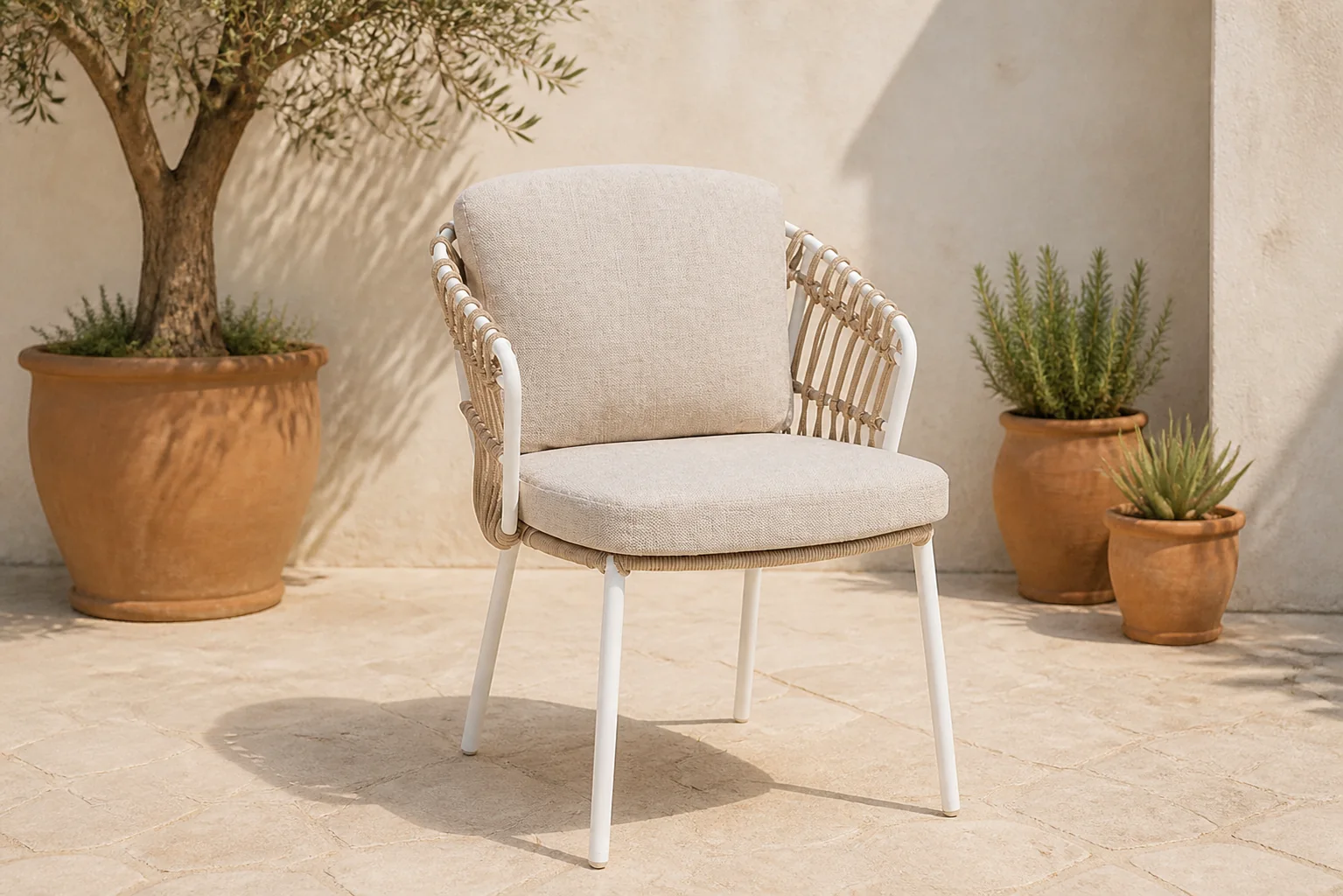 Sfeerfoto van 4 Seasons Outdoor Dalias dining tuinstoel – Taupe-naturel-bruin