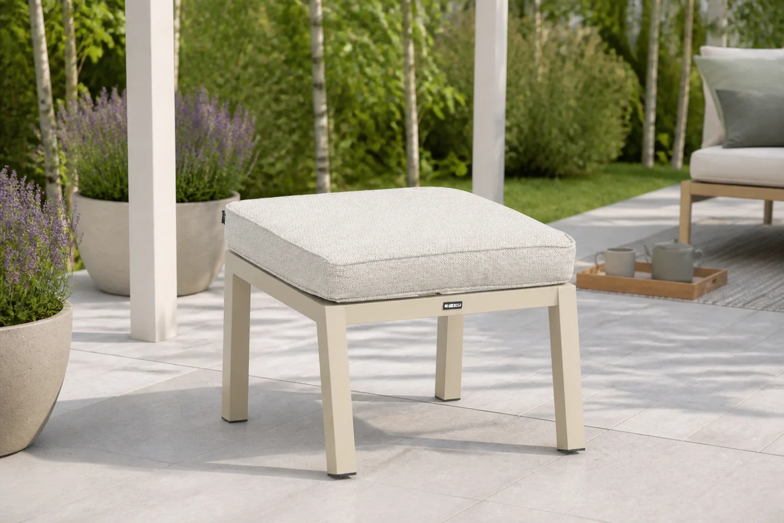 Sfeerfoto van Lifestyle Garden Furniture Albelli lounge voetenbank – Taupe-naturel-bruin