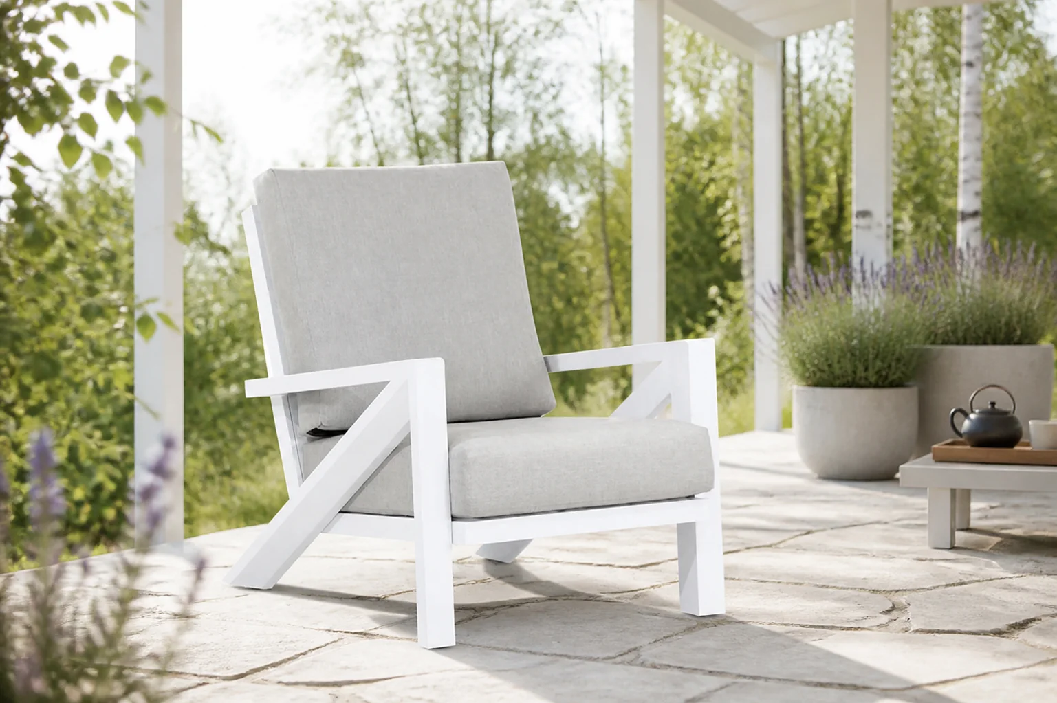 Sfeerfoto van Santika Furniture Cinta lounge tuinstoel – Wit