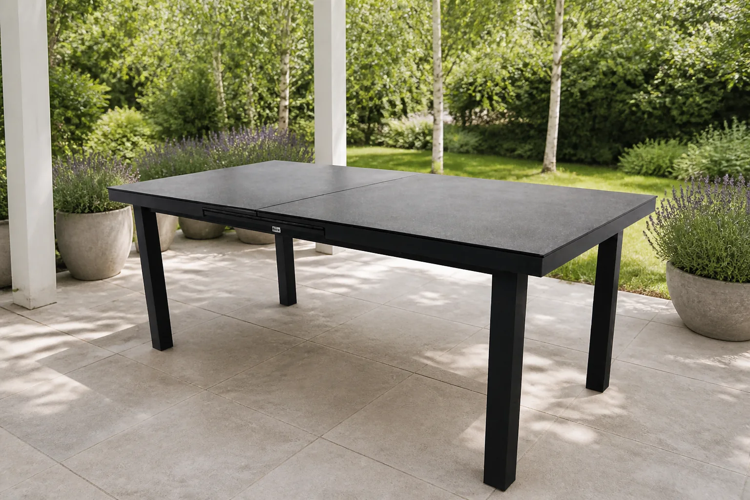 Sfeerfoto van Buitengewoon de boet Giovanna tafel donkergrijs L200/280 x B100 x H77 - zwart