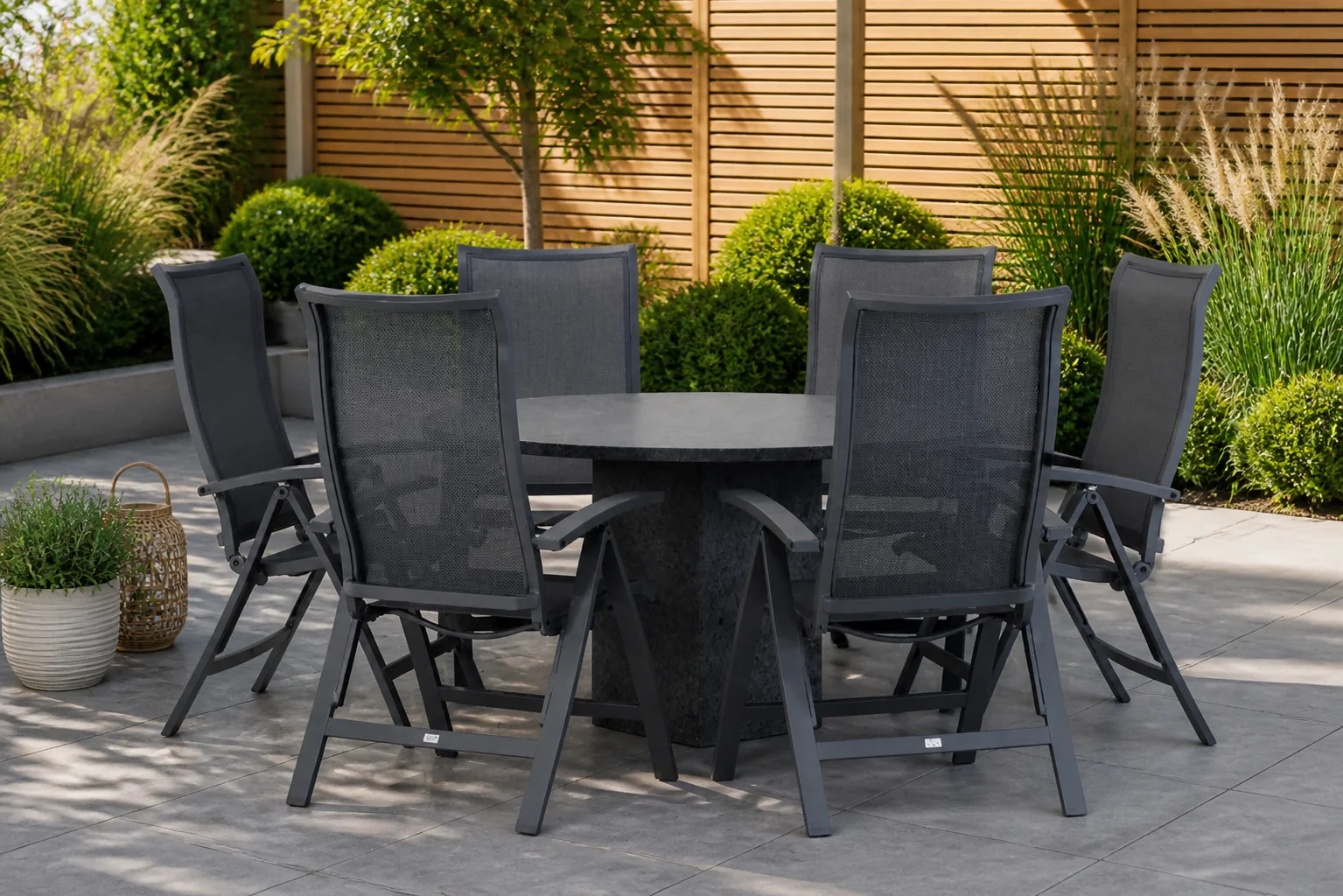 Sfeerfoto van Presto Lucardo/Graniet 140 cm rond dining tuinset 7-delig – Grijs-antraciet