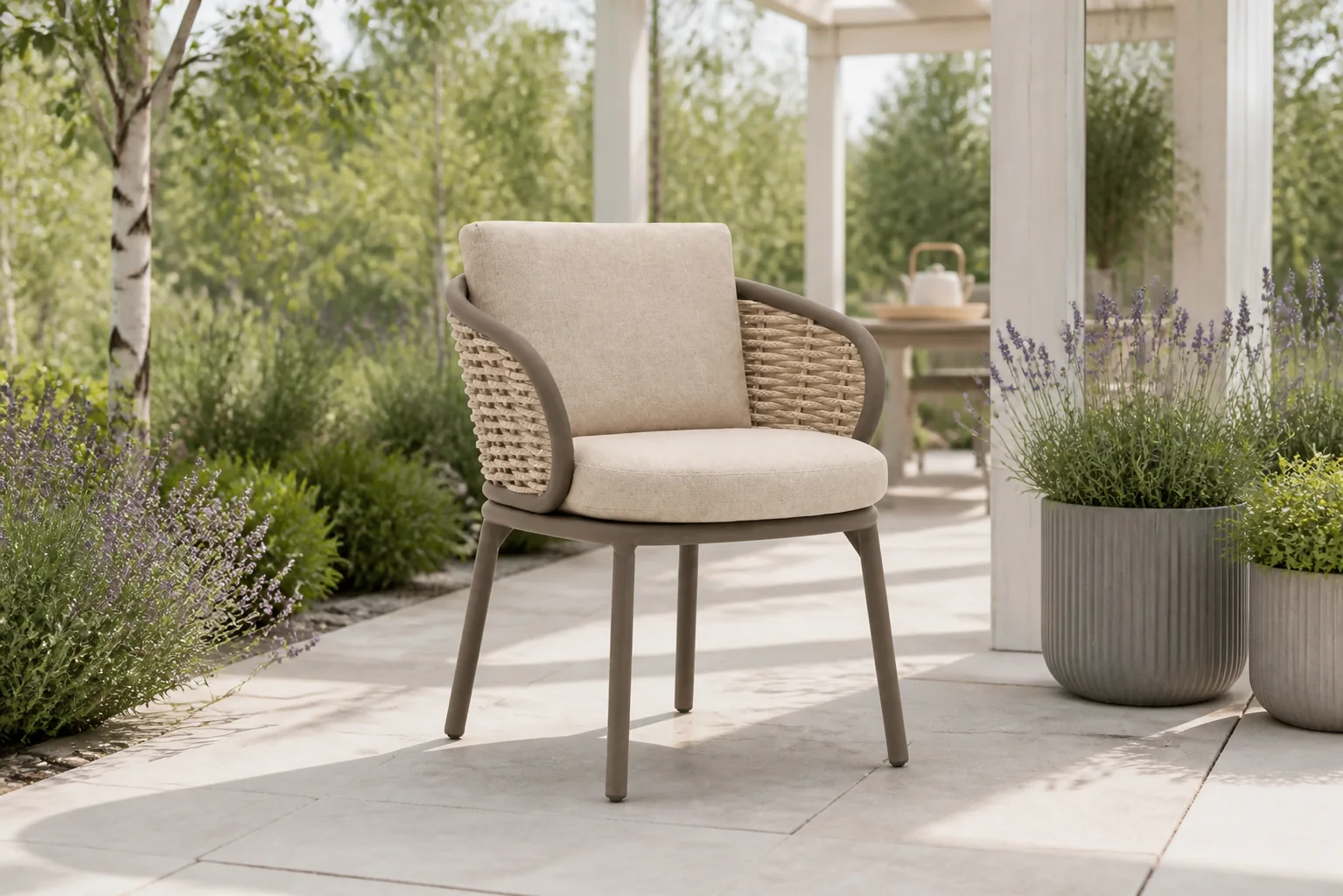 Sfeerfoto van Apple Bee Pine Key dining tuinstoel – Taupe-naturel-bruin