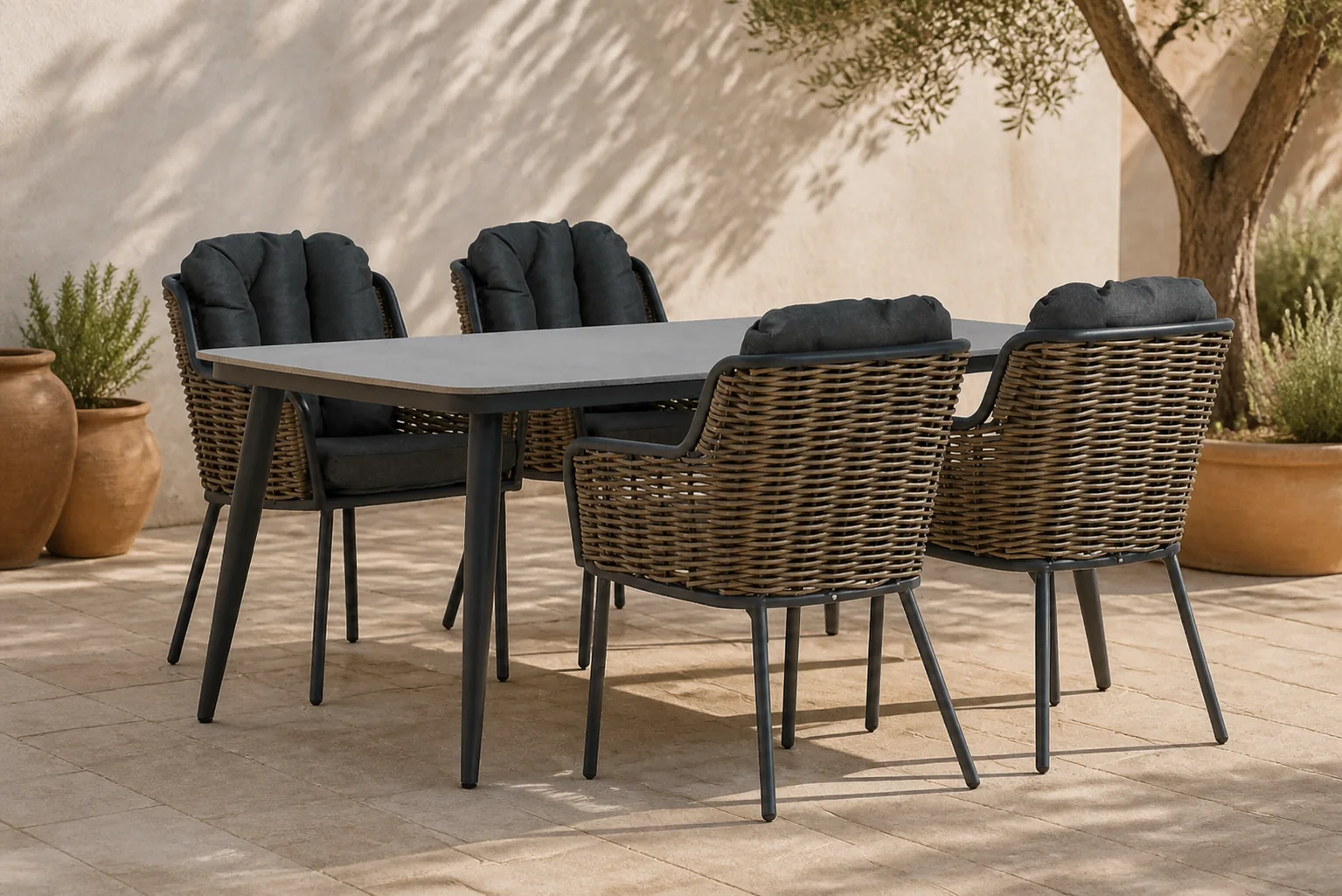 Sfeerfoto van Santika Furniture Fasano/Vienna 180 cm dining tuinset 5-delig – Grijs-antraciet