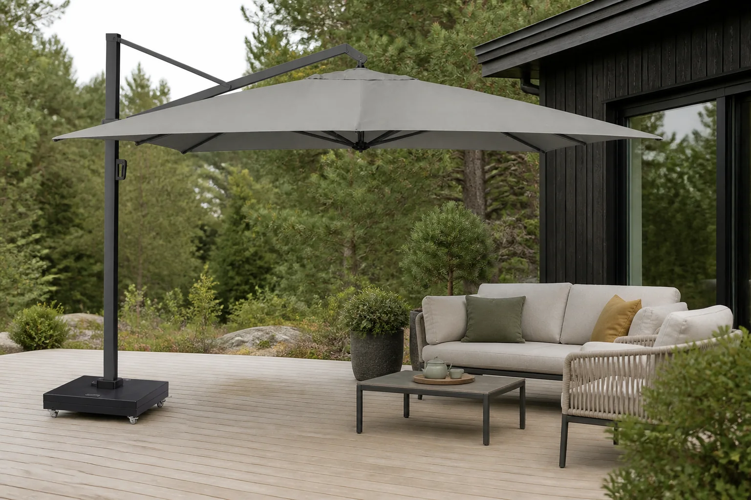 Sfeerfoto van Platinum Zweefparasol Icon 3,5×3,5 meter zonwering I – tweekleurig