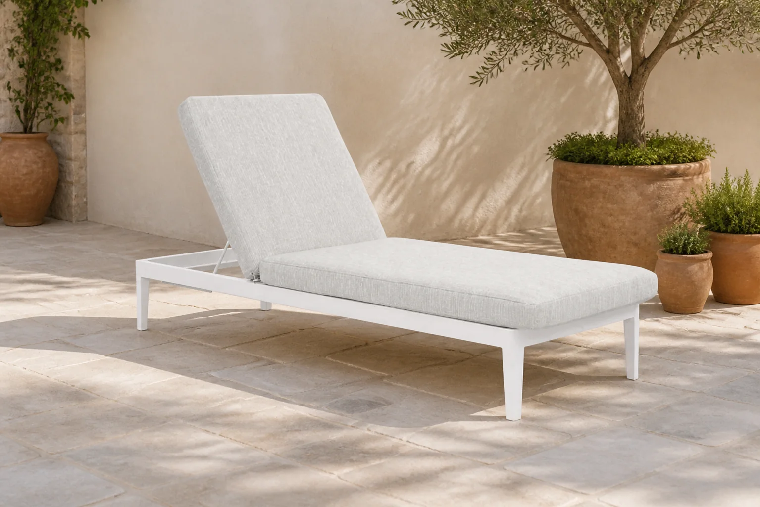 Sfeerfoto van Lifestyle Garden Furniture Mateo ligbed met kussen wit/earth