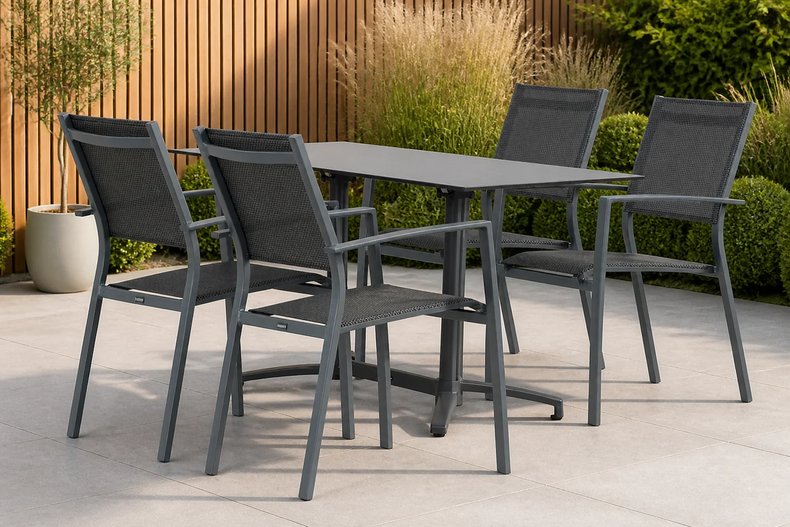 Sfeerfoto van Lifestyle Garden Furniture Sella/Marano 140 cm dining tuinset 5-delig – Grijs-antraciet