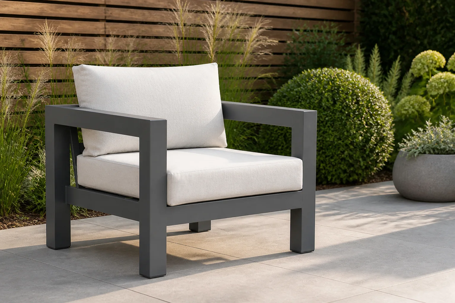 Sfeerfoto van Lifestyle Garden Furniture Luca lounge tuinstoel – Grijs-antraciet