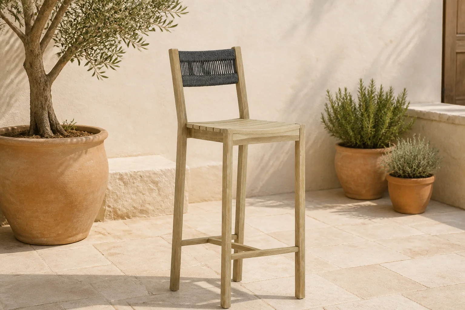 Sfeerfoto van Santika Furniture Suka barstoel – Old teak greywash