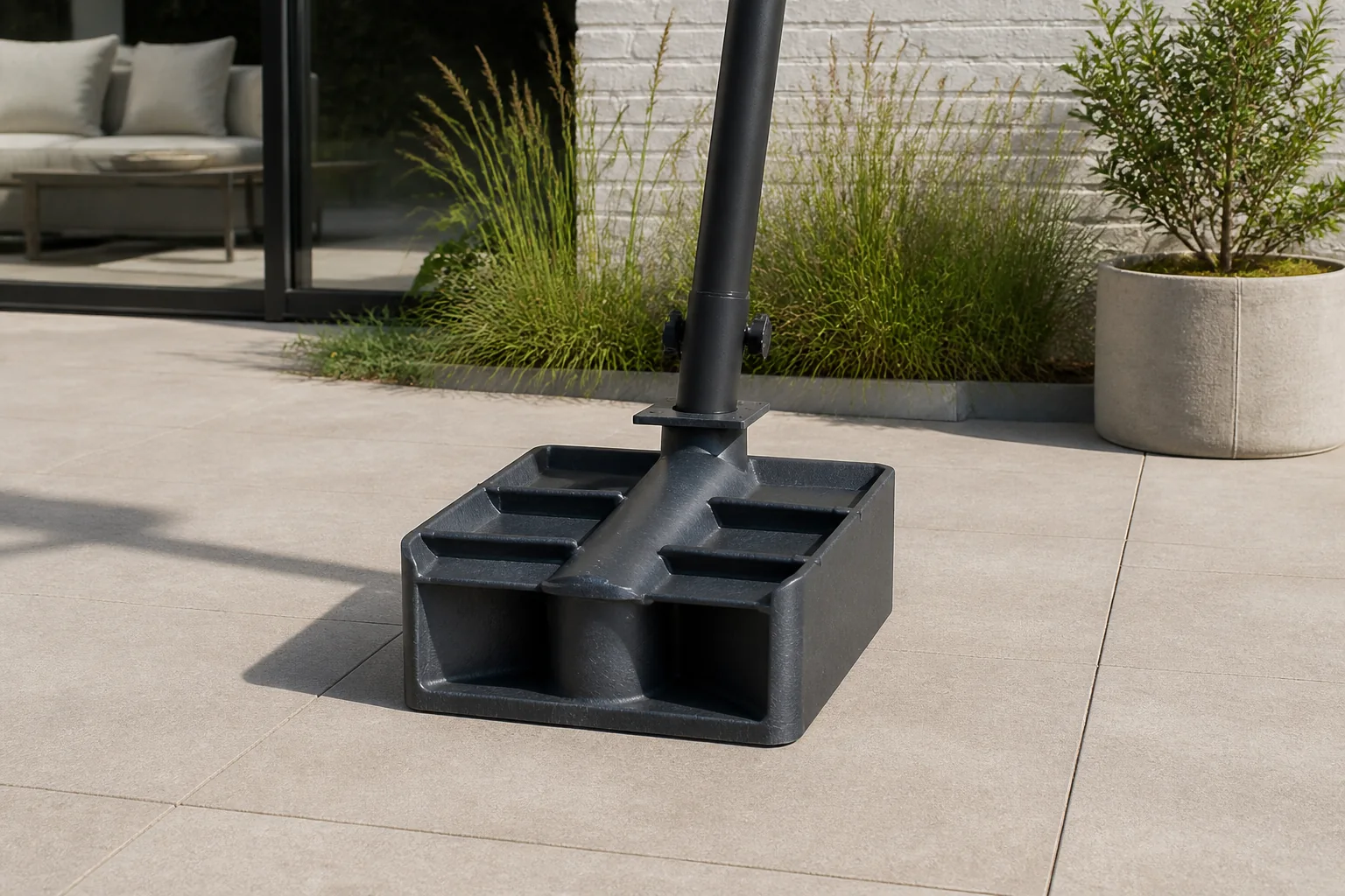 Sfeerfoto van Platinum Ingraaf zweefparasolvoet base verankering Platinum, enkel geschikt voor zweefparasols van Platinum, Nesling, Madison OWN en Royal Seasons zweefparasols – zwart
