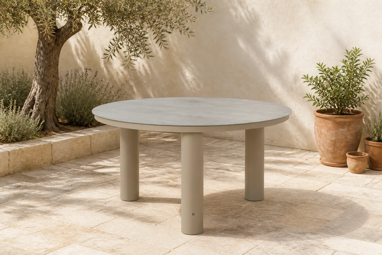 Sfeerfoto van Lifestyle Garden Furniture Arancia dining tuintafel 150 cm – Zand/Beige