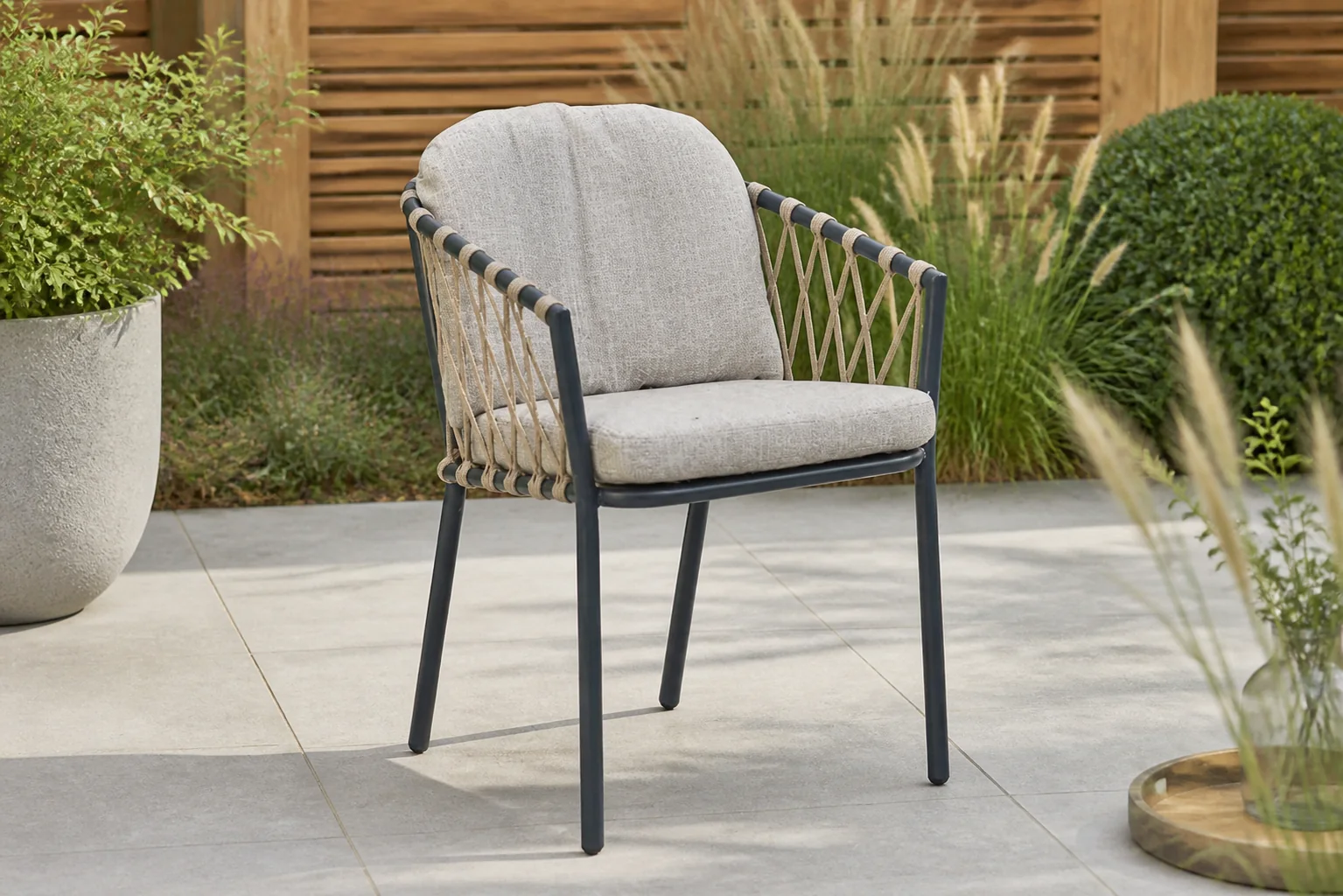 Sfeerfoto van Lifestyle Garden Furniture Morano dining tuinstoel – Grijs-antraciet