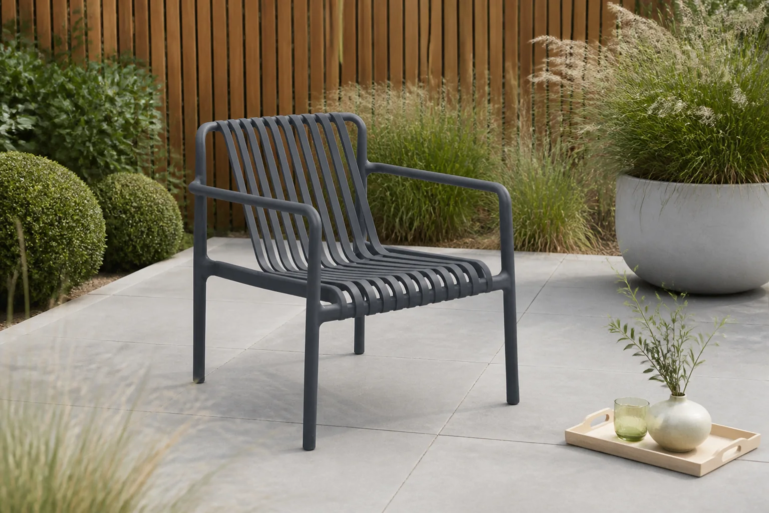 Sfeerfoto van Domani Furniture Alba lounge tuinstoel antracite – Grijs-antraciet