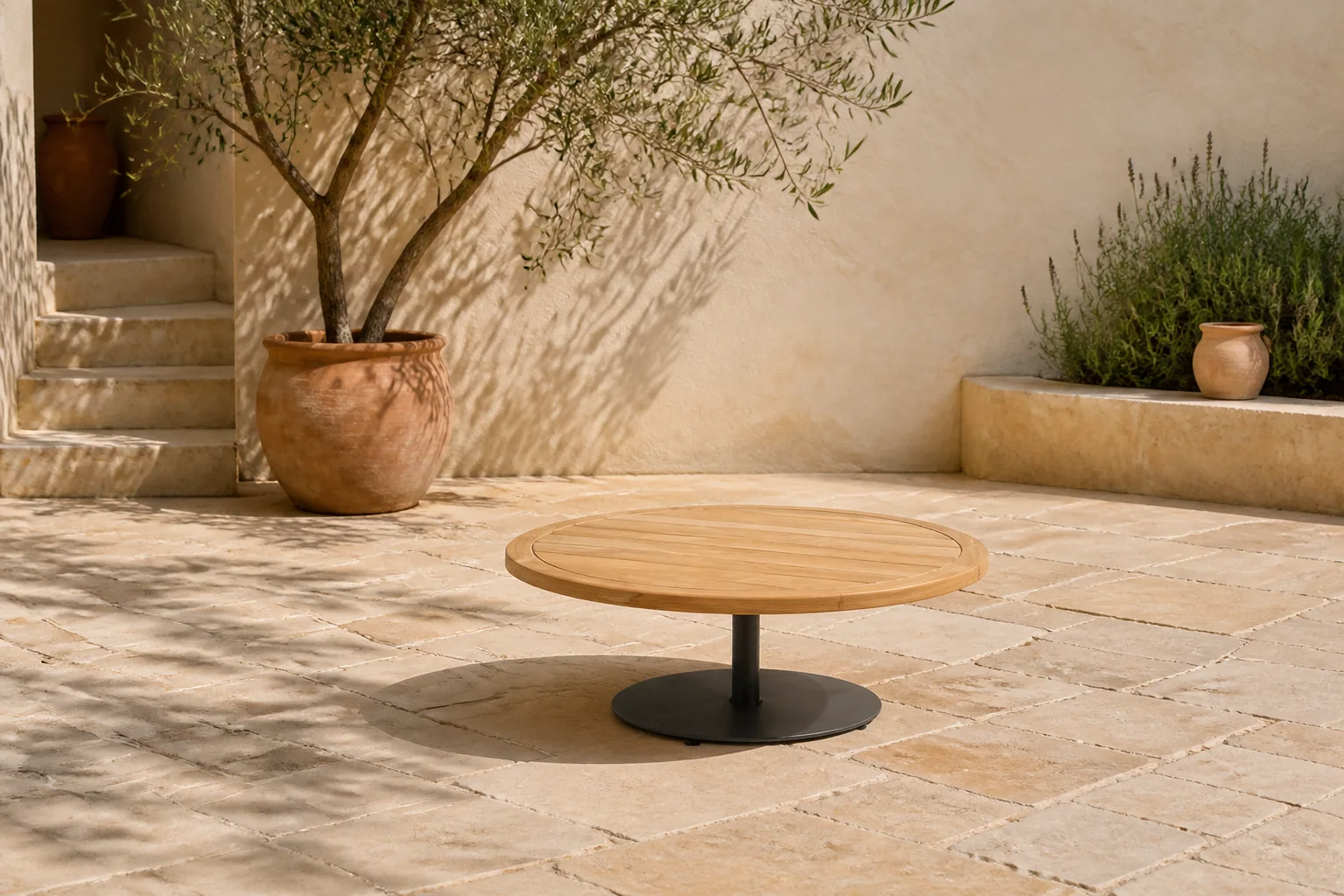 Sfeerfoto van 4so Volta teak salontafel centrale poot antraciet 80 cm dia. H30 cm – grijs