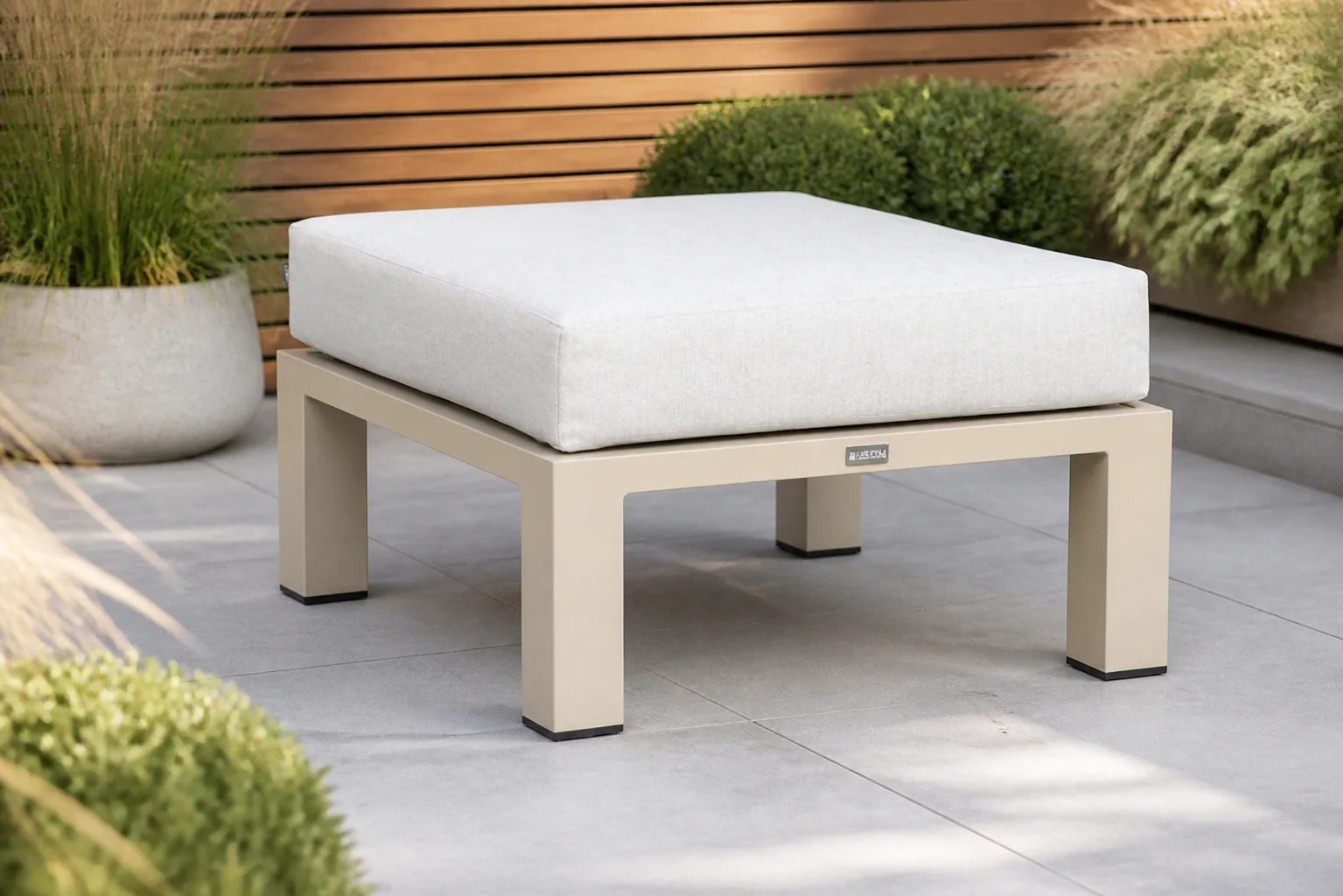 Sfeerfoto van Lifestyle Garden Furniture Luca lounge voetenbank – Taupe-naturel-bruin