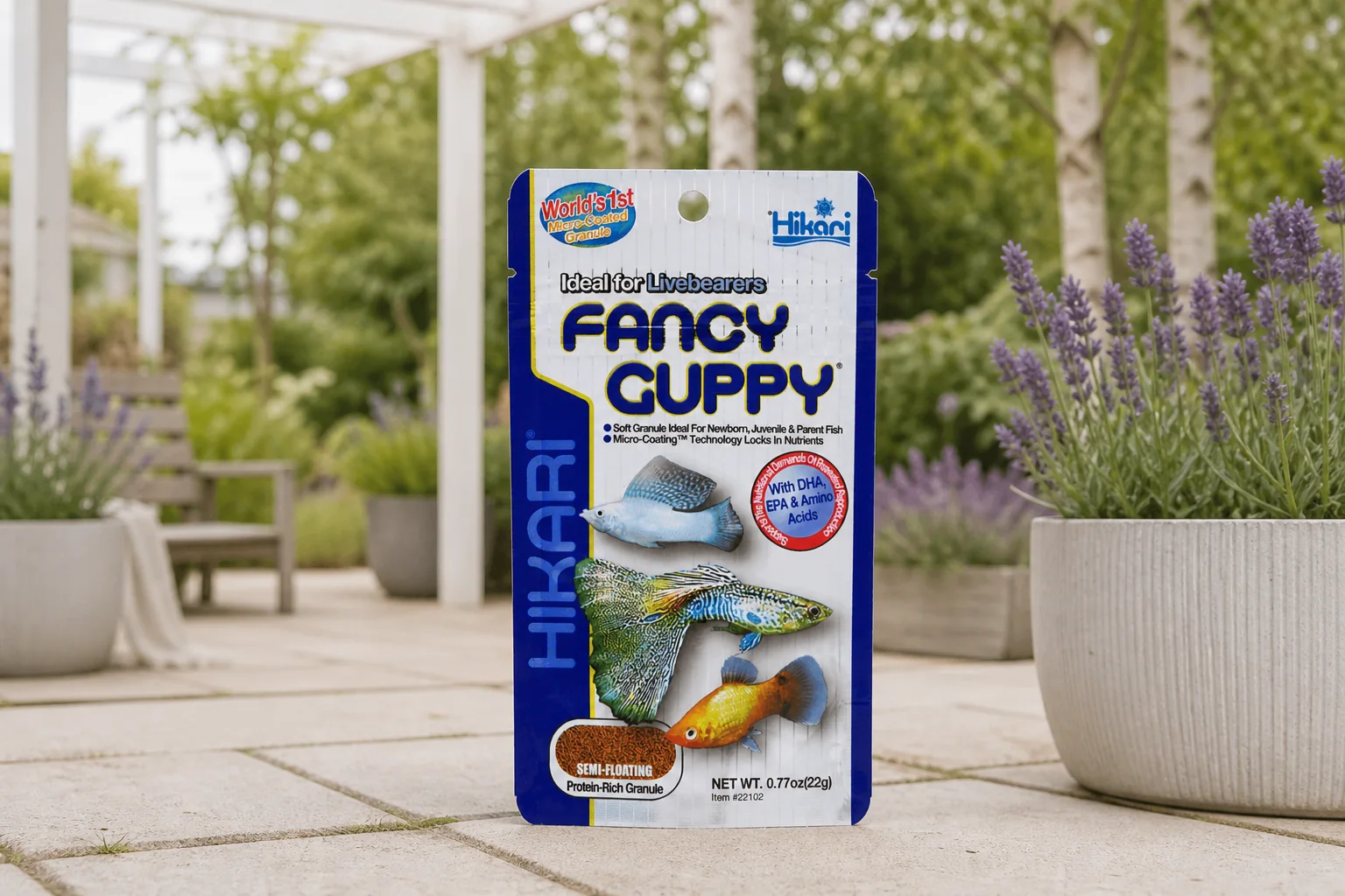 Sfeerfoto van Hikari Guppy Food 22 Gram vissenvoer – Zie Foto