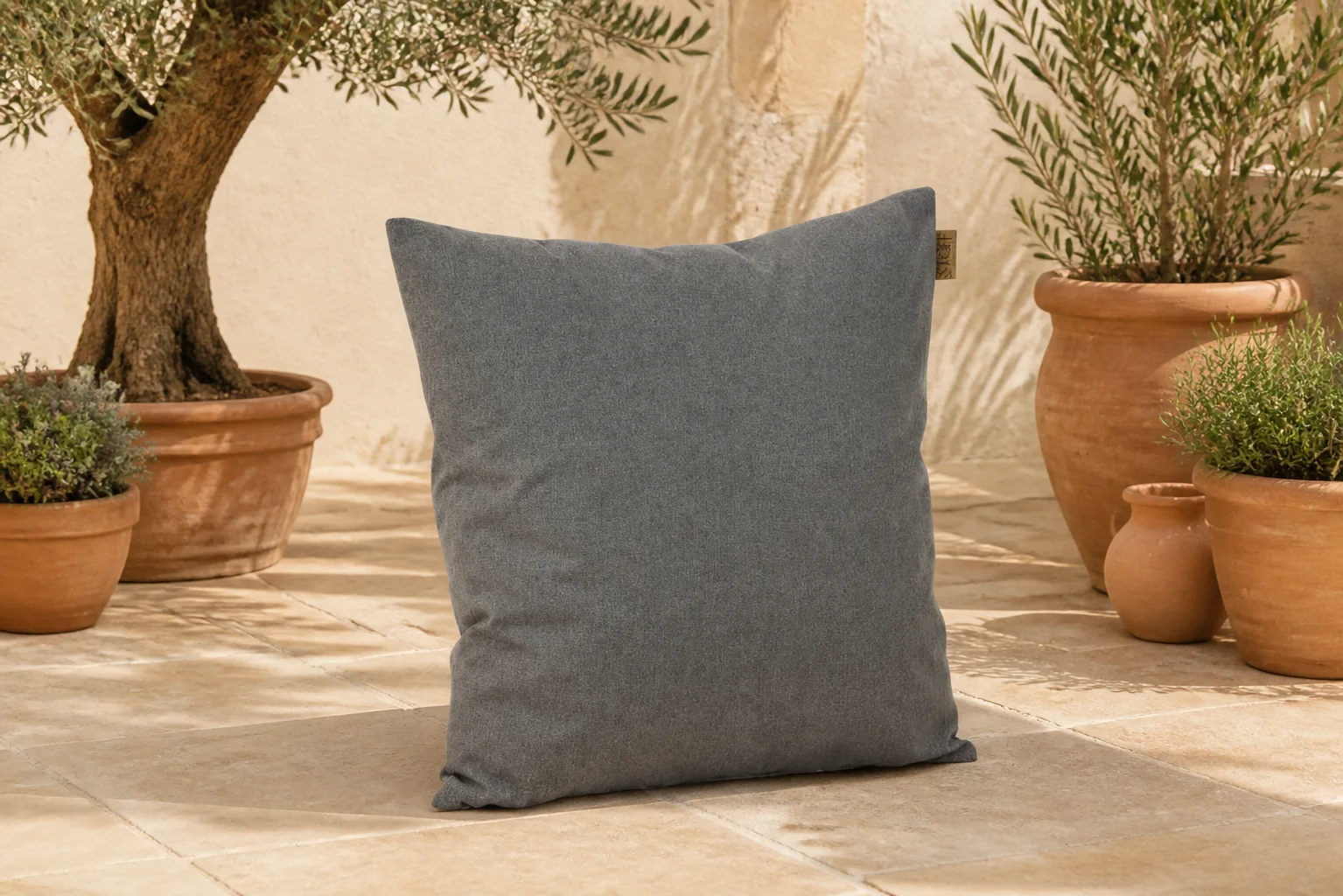 Sfeerfoto van Stoff Miyo sierkussen 60 x 60 cm – Taupe-naturel-bruin