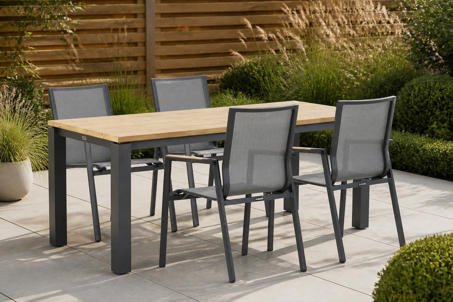 Sfeerfoto van Lifestyle Garden Furniture Fiora/Riviera 180 cm dining tuinset 5-delig – Grijs-antraciet