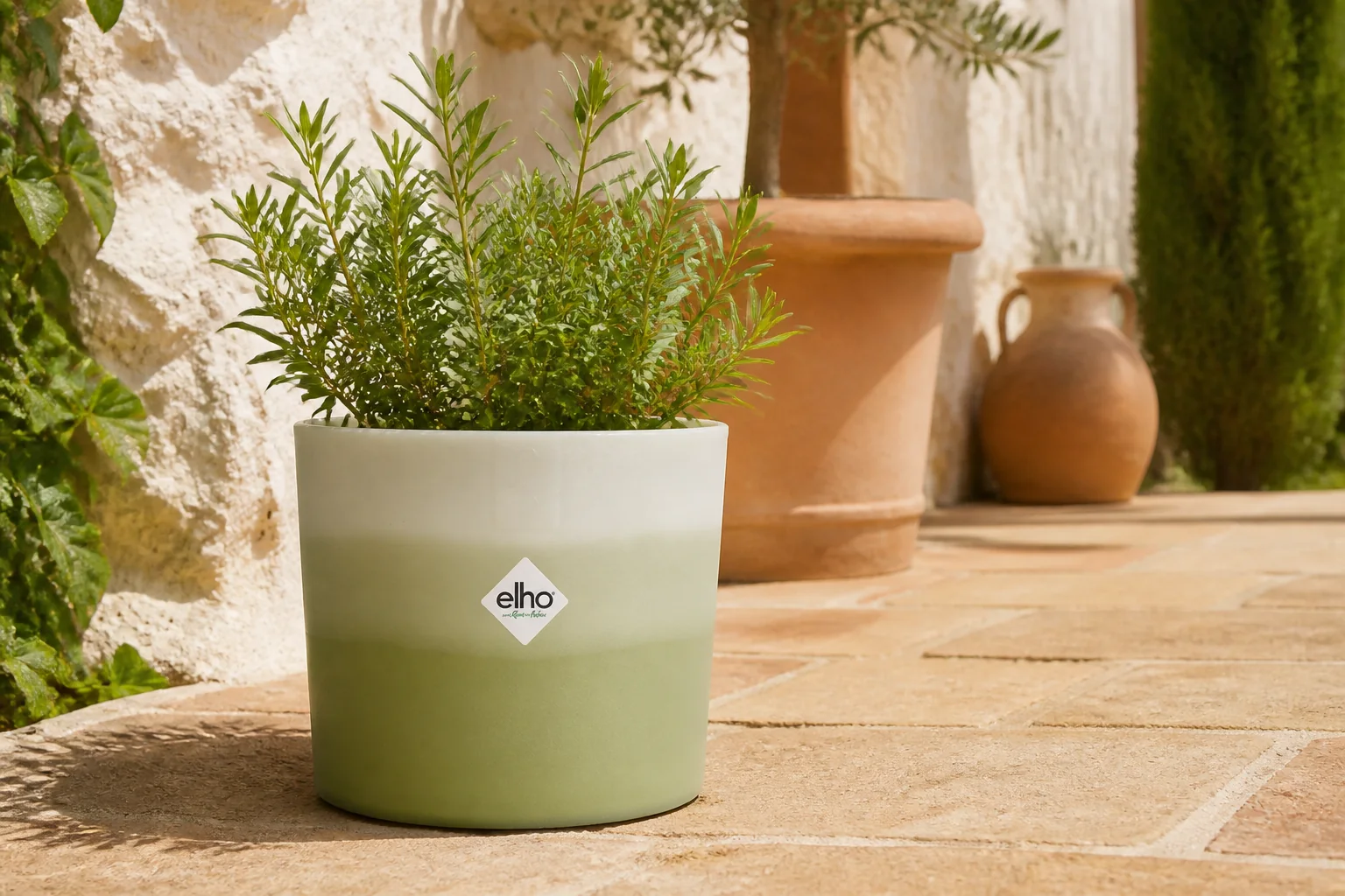 Sfeerfoto van Elho Colour gradient rond 14 cm bamboegroen bloempot – groen