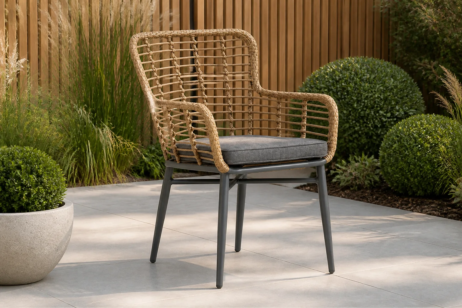 Sfeerfoto van De Laan Projects Laan Toledo dining tuinstoel – Taupe-naturel-bruin