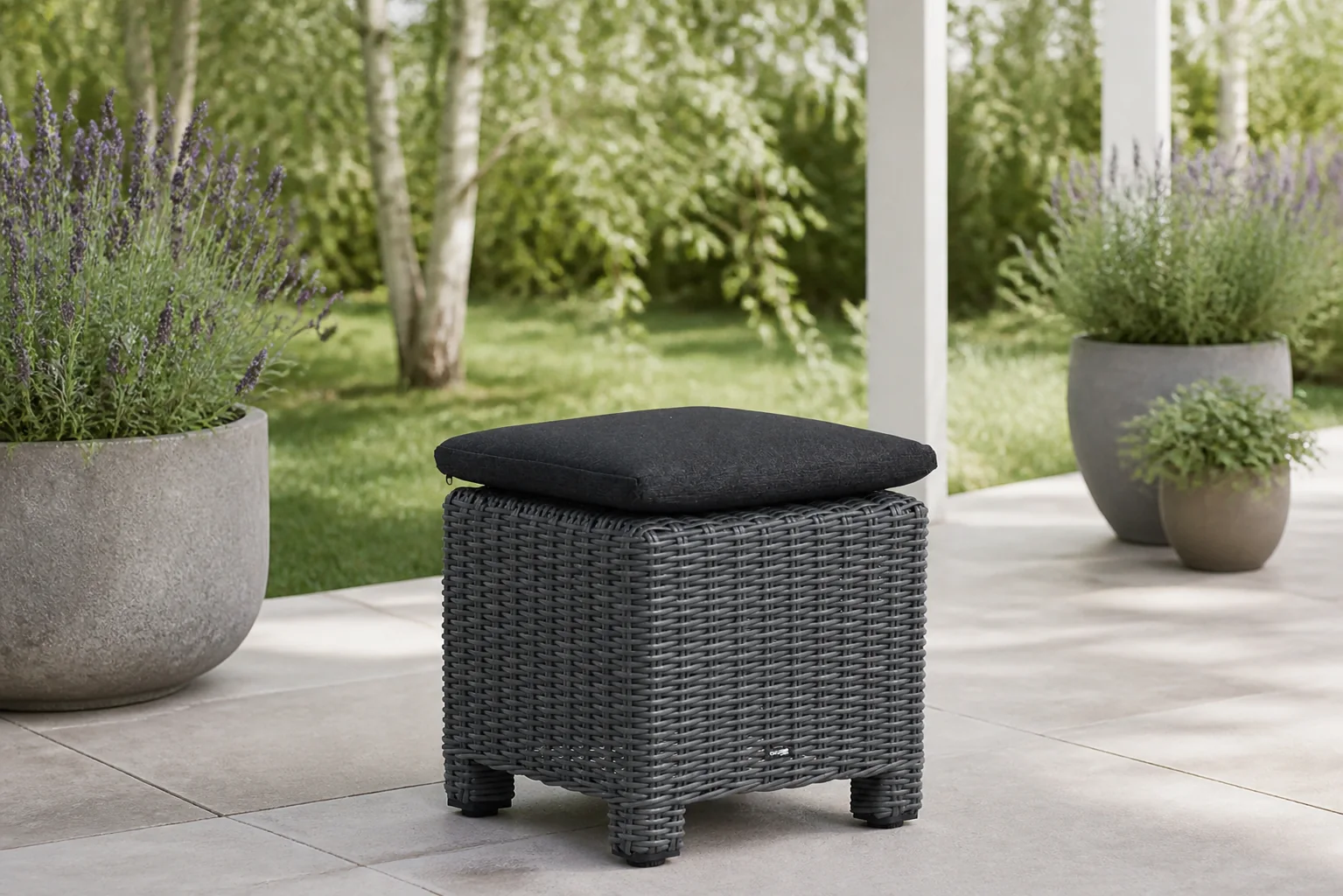Sfeerfoto van Garden Collections Lusso bijzettafel met kussen – Zwart