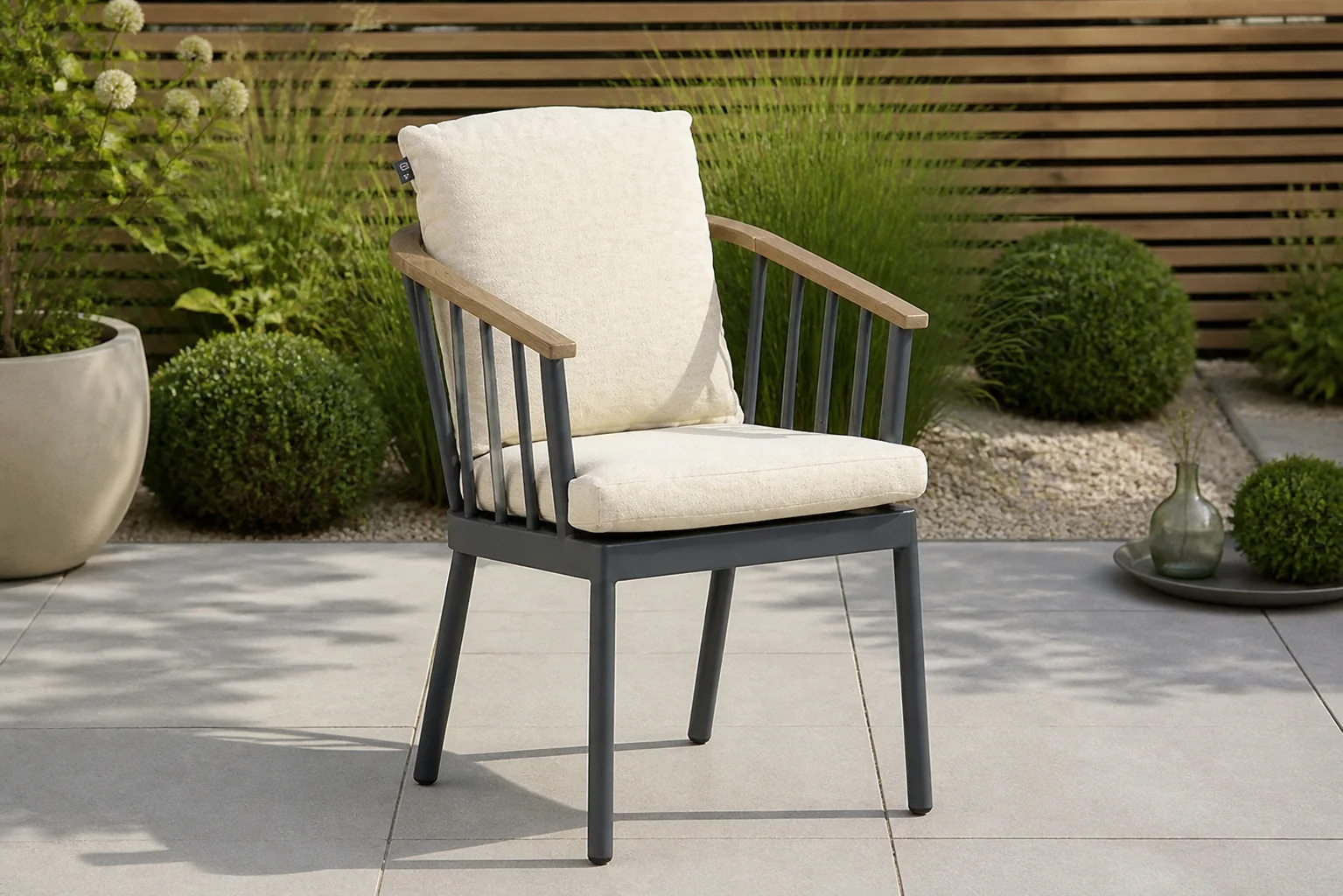 Sfeerfoto van Apple Bee Condor dining tuinstoel – Grijs-antraciet