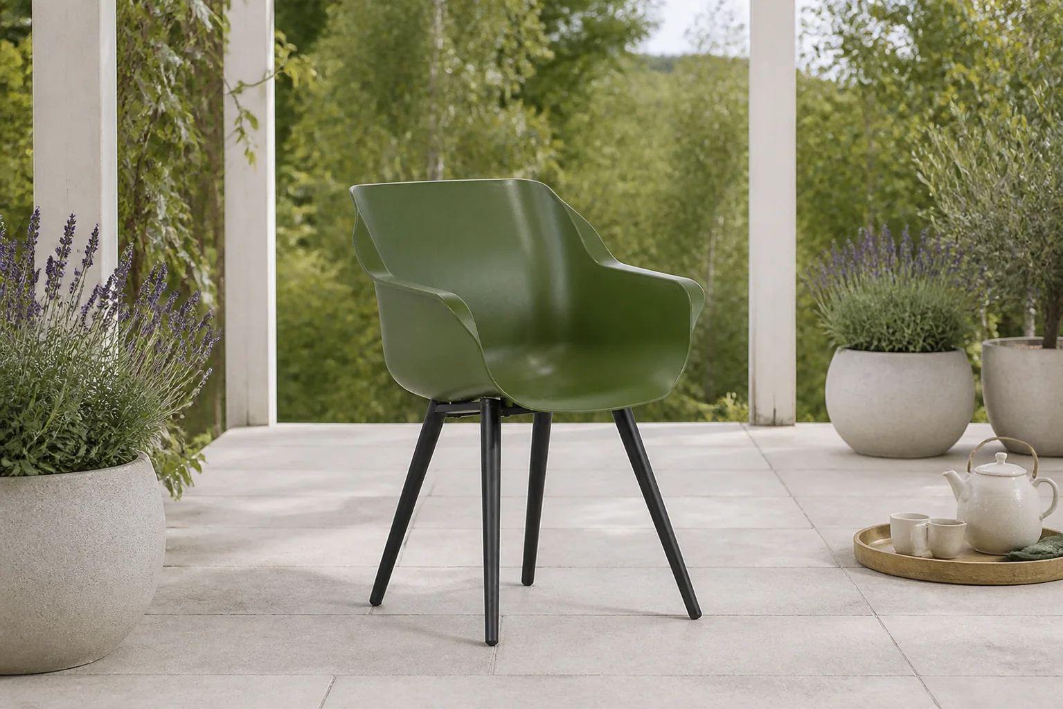 Sfeerfoto van Hartman Sophie studio dining tuinstoel moss green met gratis kussen – Groen