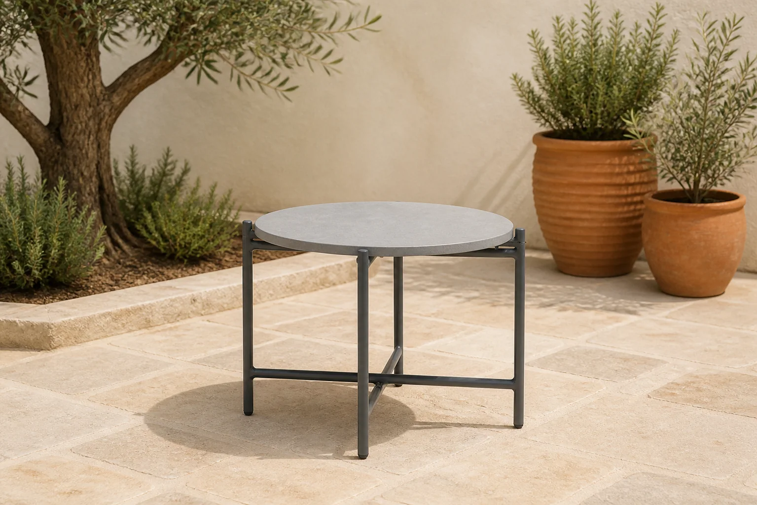 Sfeerfoto van Coco Saka lounge tuintafel 50 cm ø – Grijs-antraciet