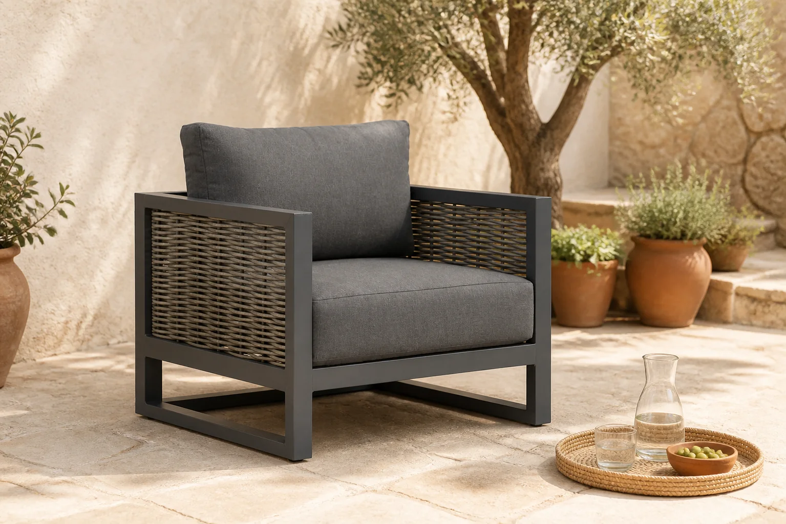 Sfeerfoto van Santika Furniture Salviano lounge tuinstoel – Grijs-antraciet