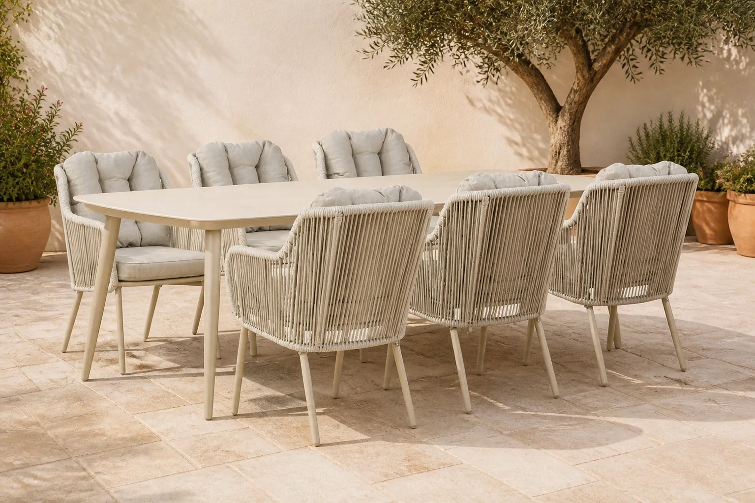 Sfeerfoto van Santika Furniture Nanda/Vienna 240 cm dining tuinset 7-delig – Taupe-naturel-bruin