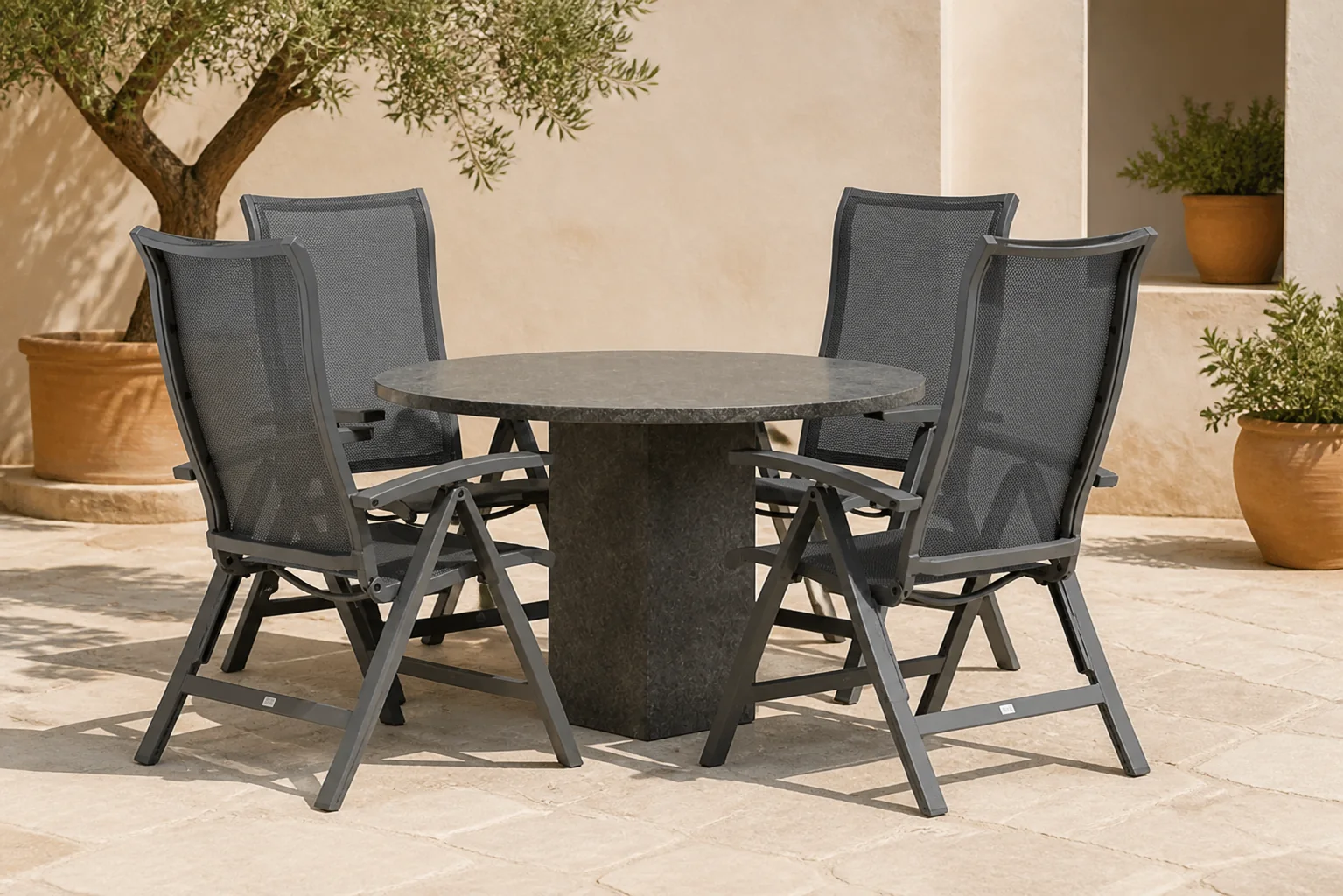 Sfeerfoto van Presto Lucardo/Graniet 120 cm rond dining tuinset 5-delig – Grijs-antraciet