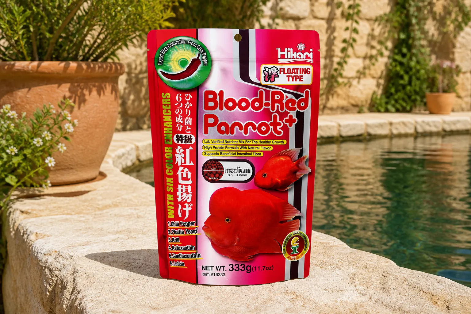 Sfeerfoto van Hikari Visvoer Hik blood-red parrot medium 333 gram – rood