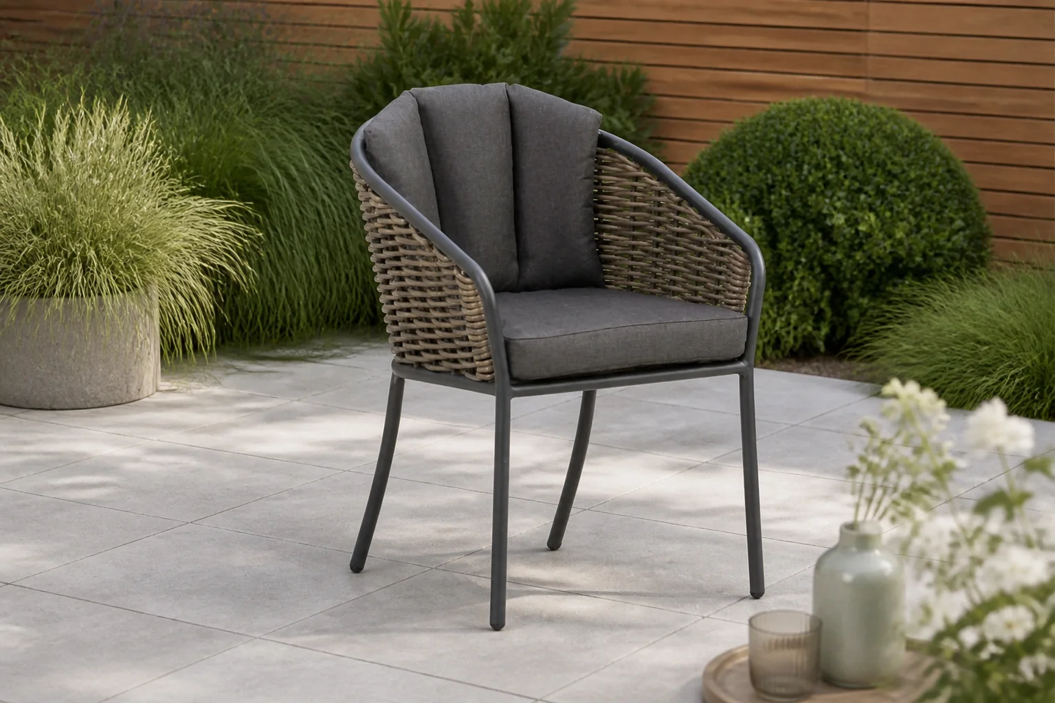Sfeerfoto van Santika Furniture Tika dining tuinstoel – Taupe-naturel-bruin