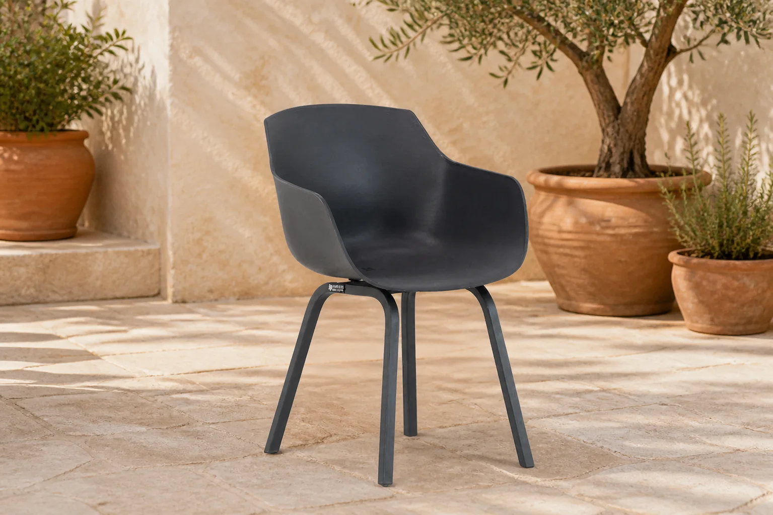 Sfeerfoto van Lifestyle Garden Furniture Salina dining tuinstoel antraciet – Grijs-antraciet