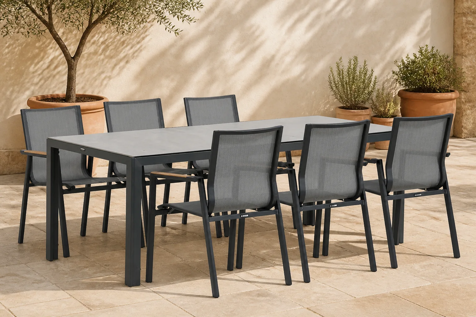 Sfeerfoto van Lifestyle Garden Furniture Fiora/Venustas 210 cm dining tuinset 7-delig – Grijs-antraciet