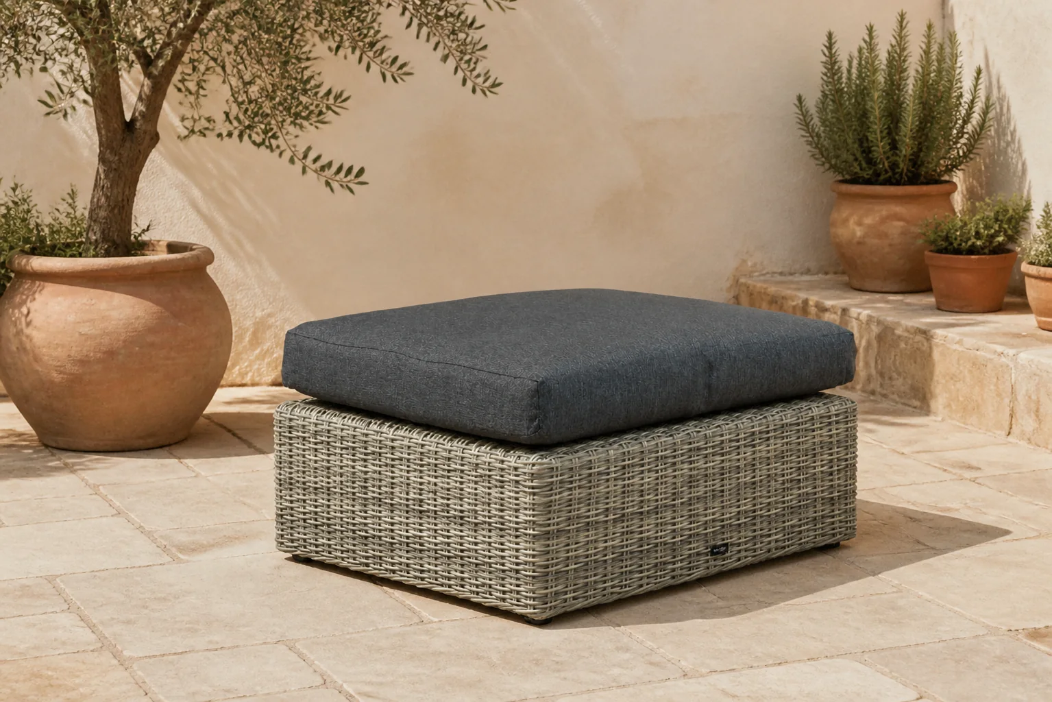 Sfeerfoto van Garden Collections Comodo lounge voetenbank – Grijs-antraciet