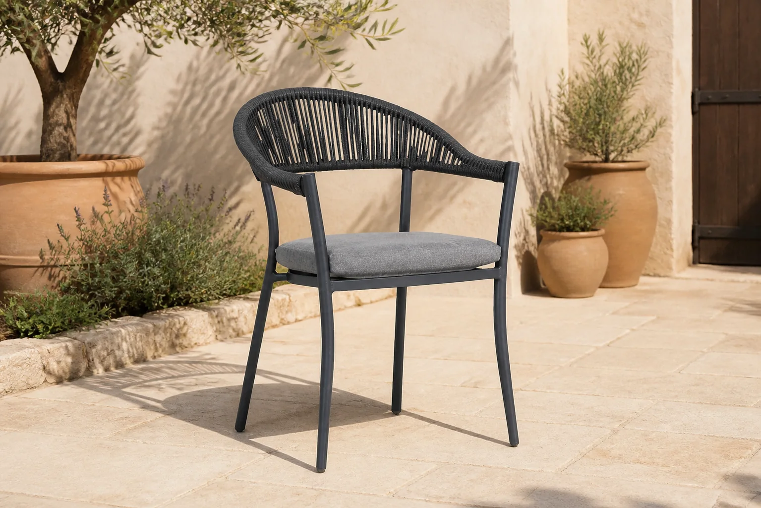 Sfeerfoto van Santika Furniture Vivian dining tuinstoel – Grijs-antraciet