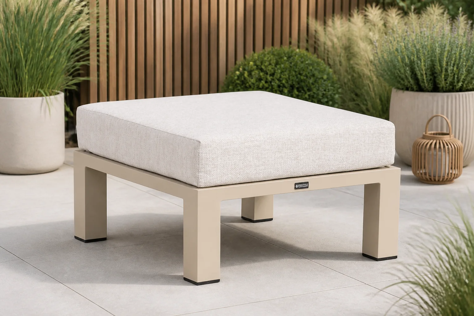 Sfeerfoto van Lifestyle Garden Furniture Luca lounge voetenbank – Taupe-naturel-bruin