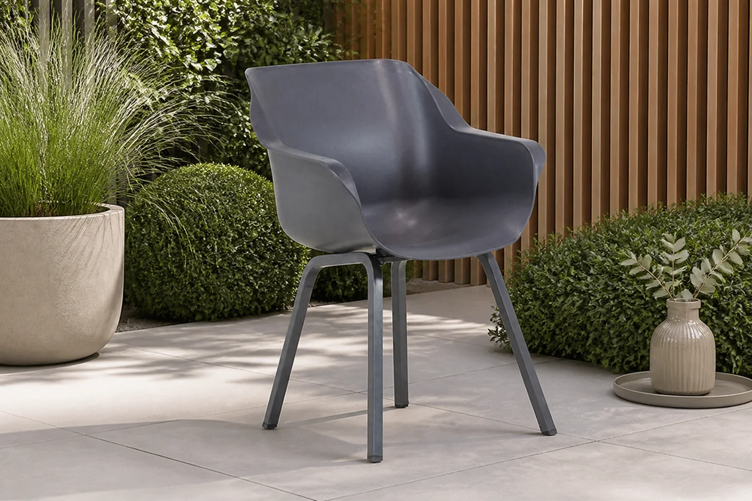 Sfeerfoto van Hartman Sophie Element dining tuinstoel xerix met gratis kussen – Grijs-antraciet
