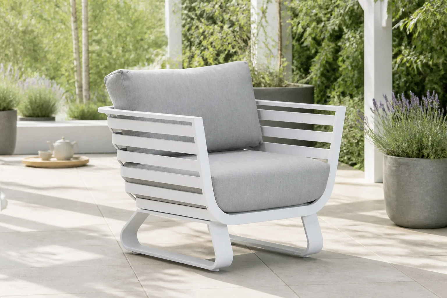 Sfeerfoto van Santika Furniture Sovita lounge tuinstoel – Wit