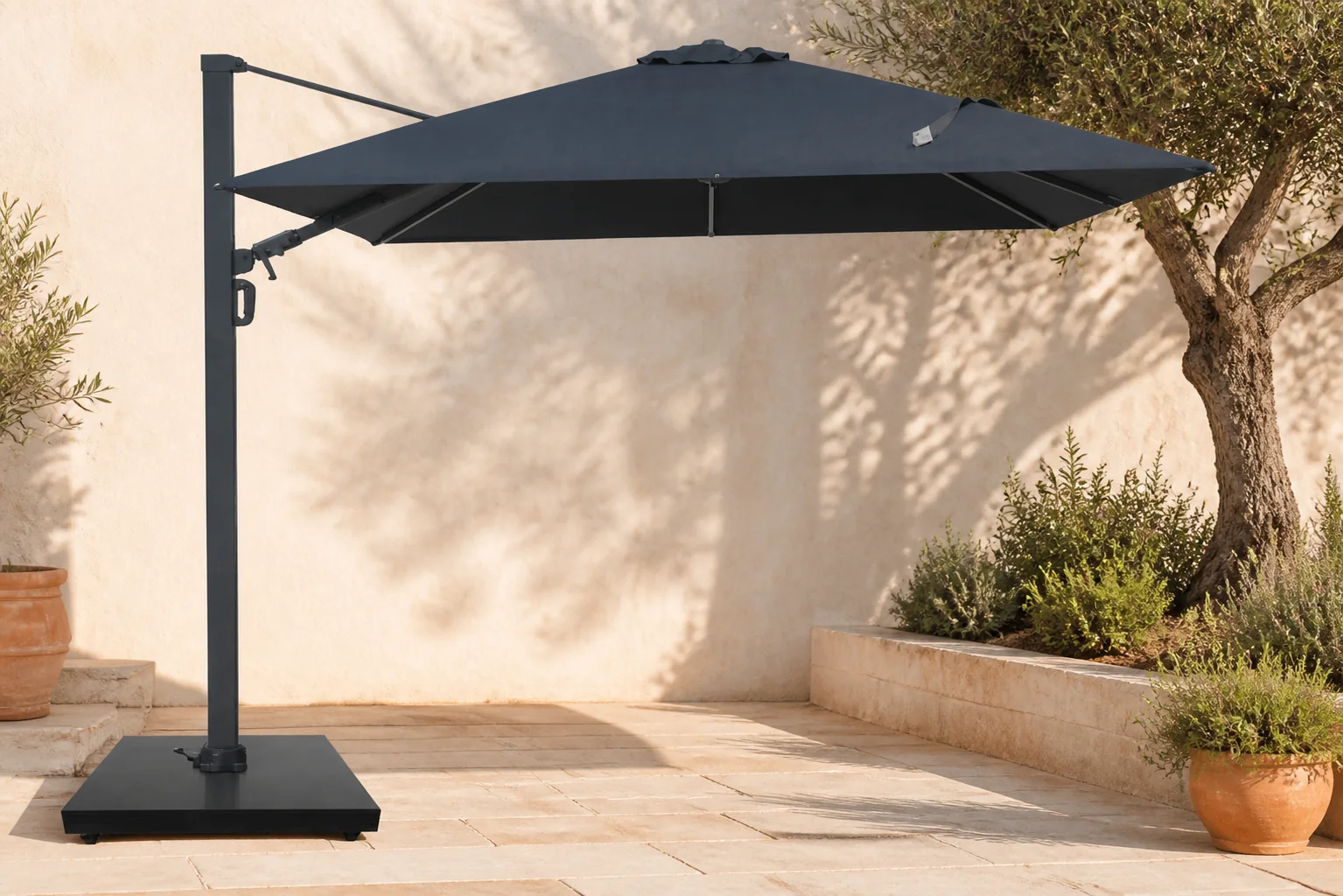 Sfeerfoto van Camello Luna LED zweefparasol 3x3m S2 Excellent (excl. voet) – Grijs-antraciet