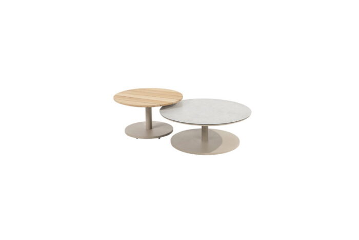 Taste Sara set van 2 salontafels centrale poot latte, 65 en 80 cm dia. printed keramiek / teak top – bruin